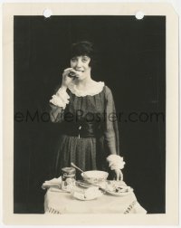 9y1244 MABEL NORMAND 8x10.25 still 1918 eating by table w/ Carnation milk from Venus Model!