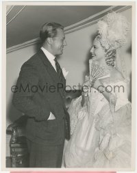 9y1272 NEW MOON candid 8x10.25 still 1940 Gene Raymond visits wife Jeanette MacDonald on the set!