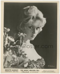 9y1274 NIGHT HEAVEN FELL 8x10.25 still 1958 sexiest Brigitte Bardot in low-cut lace by flowers!