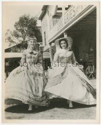 9y1299 RAINTREE COUNTY deluxe 8x10 still 1957 beautiful Elizabeth Taylor & Eva Marie Saint on street!