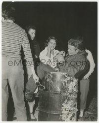 9y1302 REBEL WITHOUT A CAUSE candid 7.5x9.5 still 1956 James Dean signing autographs in garbage bin!