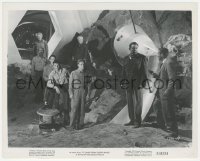 1a1536 IT CAME FROM OUTER SPACE 8x10 still 1953 Richard Carlson pointing gun at men, Ray Bradbury!