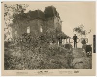 1a1556 PSYCHO 8x10 still 1960 Hitchcock, most desired iconic far shot of Anthony Perkins by house!