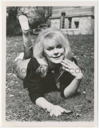 1b2248 ELKE SOMMER 7x9 news photo 1963 sexy candid laying on grass making A Shot in the Dark!