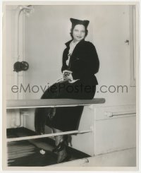 1b2314 KAY FRANCIS 8.25x10 still 1935 candid on a European vacation cruise after filming Stranded!