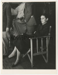 1b2360 NUN'S STORY candid 7.25x9.5 news photo 1959 Audrey Hepburn watching on the set of the movie!