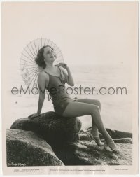 1b2361 OLIVIA DE HAVILLAND 8x10.25 still 1936 c/u in swimsuit with parasol on Santa Monica beach!