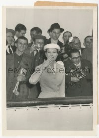 1f2336 GRACE KELLY 5.25x7 news photo 1956 she is kissing America goodbye as she goes to her wedding!