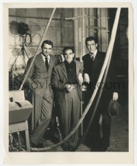 1f2368 MR. SMITH GOES TO WASHINGTON candid 8.25x10 still 1939 Cary Grant visits Capra & Stewart!