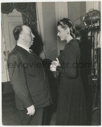 1f2374 NOTORIOUS candid 7.75x9.5 news photo 1946 Ingrid Bergman with Alfred Hitchcock between scenes!