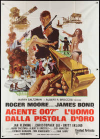 1f2110 MAN WITH THE GOLDEN GUN Italian 2p 1974 art of Roger Moore as James Bond by Robert McGinnis!