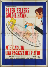 1f1602 THERE'S A GIRL IN MY SOUP Italian 2p 1971 best different art of naked Goldie Hawn on platter!