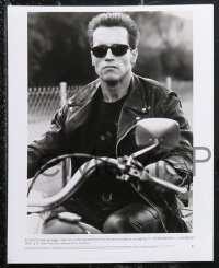 1f0160 TERMINATOR 2 presskit w/ 16 stills 1991 Arnold Schwarzenegger, Linda Hamilton, Edward Furlong