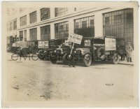 1j1484 JAZZ SINGER candid 8x10.25 still 1927 men prepare to advertise w/ trucks around New York City!