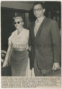 1j1502 MARILYN MONROE/ARTHUR MILLER 6.75x9.5 news photo 1957 leaving their apartment for vacation!