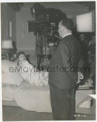 1j1518 NOTORIOUS candid 7.5x9.5 still 1946 Alfred Hitchcock filming Ingrid Bergman in bed by Longet!