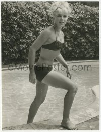 1j1528 PRIZE candid 7.25x9.5 still 1963 sexy Elke Sommer in bikini getting out of swimming pool!