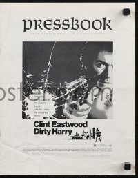 1j1729 DIRTY HARRY pressbook 1971 great c/u of Clint Eastwood pointing gun, Don Siegel crime classic