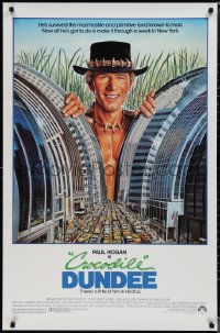 1r1006 CROCODILE DUNDEE 1sh 1986 cool art of Paul Hogan looming over New York City by Daniel Goozee!