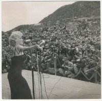 1t2280 MARILYN MONROE 6.25x6.25 news photo 1954 on stage entertaining the troops in Korea, rare!