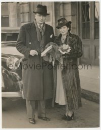 1t2116 SABOTAGE candid deluxe English 7.25x9.5 still 1936 John Loder & wife arrive at the premiere!