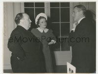 1y1909 FOREIGN CORRESPONDENT candid 7.75x10 still 1940 Hitchcock, Day & Marshall discussing a scene!