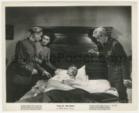 2b1780 ISLE OF THE DEAD 8.25x10 still 1945 Boris Karloff & co-stars gathered around sick guy in bed!