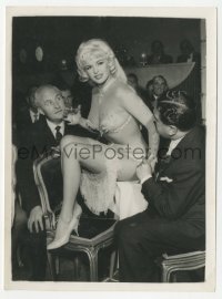 2b1786 JAYNE MANSFIELD 6x8 news photo 1959 in ultra sexy skimpy outfit entertaining lots of men!