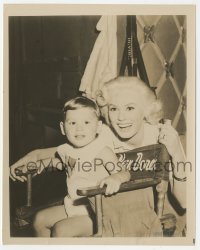 2b1819 MAMIE VAN DOREN 8x10.25 still 1950s candid with her young son Anthony sitting in her chair!