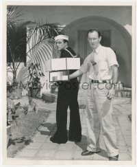 2f1802 ANCHORS AWEIGH candid 8.25x10 still 1945 Gene Kelly photographed with Technicolor photo chart!