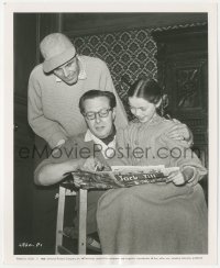 2f1918 HORROR OF DRACULA candid 8.25x10 still 1958 Terence Fisher reading comics to Janina Faye!