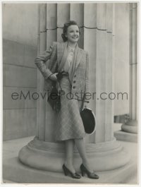 2p1645 FOREIGN CORRESPONDENT deluxe 9.75x13 still 1940 full-length Laraine Day in front of column!