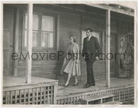 2p1696 PSYCHO deluxe 11x14 still 1960 Hitchcock, John Gavin & Vera Miles outside the Bates Motel!