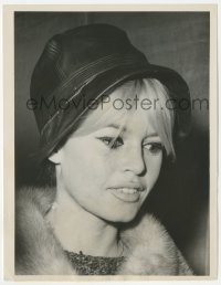 2p1819 BRIGITTE BARDOT 7x9 news photo 1963 Pretty Kitty at Paris court to testify in libel suit!