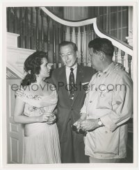 2p1871 GIANT candid 8.25x10 still 1956 Elizabeth Taylor with director George Stevens & visitor!