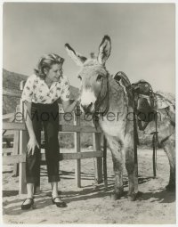 2p1876 GRACE KELLY 7.25x9.5 still 1954 loving recreation time the desert after making Rear Window!