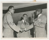 2p1900 JOE LOUIS/BILL ROBINSON 7x9 news photo 1946 shaking hands at opening of Harlem restaurant!