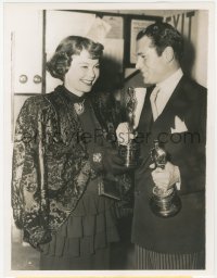 2p1912 LAURENCE OLIVIER/JANE WYMAN 7.75x10 news photo 1949 she congratulates his winning Oscars!