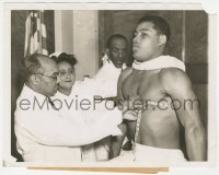 2t1891 JOE LOUIS 7x9 news photo 1941 boxing champ demonstrates chest expansion to doctor for draft!