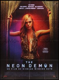 2t0229 NEON DEMON French 1p 2016 close up of sexy Elle Fanning, Nicolas Winding Refn!