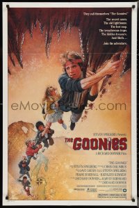 2t1068 GOONIES 1sh 1985 wonderful Drew Struzan art of top cast hanging from stalactite!