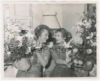 2y1829 HUSH...HUSH, SWEET CHARLOTTE 8x10 news photo 1965 Olivia de Havilland & Bette Davis w/flowers!