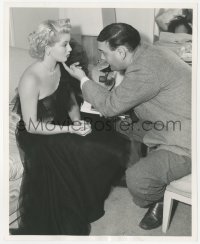 2y1855 LANA TURNER/ZERO MOSTEL 8x10 still 1943 he gives her artist's once-over, Slightly Dangerous