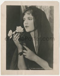 2y1858 LOIS WILSON 8x10.25 still 1920s great Paramount portrait wearing veil & holding roses!