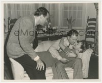 2y1866 MALE ANIMAL candid 8.25x10 still 1942 director Nugent shows Fonda how to hold De Havilland!