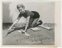 2y1868 MARTHA HYER 7x9 news photo 1957 putting her autograph in fresh cement at Universal City!