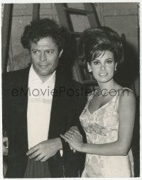 2y1891 RAQUEL WELCH/MARCELLO MASTROIANNI 8x10.25 still 1966 in Rome filming Shoot Loud, Louder!