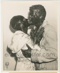 2y1851 KISSES FOR BREAKFAST candid deluxe 8x10 still 1941 Jane Wyatt & Dennis Morgan covered in oil!