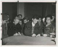 3b0903 FRANK SINATRA/PEGGY LEE 8.25x10 still 1946 welcoming Japanese-American soldiers in WWII!