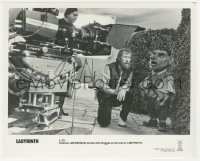 3b0964 LABYRINTH candid 8.25x10 still 1986 Jim Henson works with Hoggle on the set by camera!